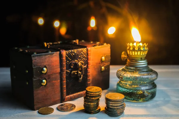 Yığınla para, hesap makinesi, gaz lambası ve pirinç ahşap arka planda. Zeka kavramı. Zekat, zenginlerden fakire pay edilmesidir..