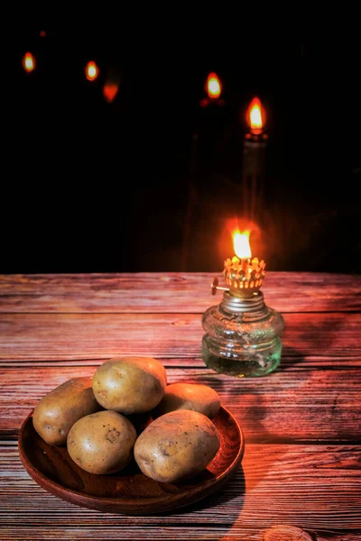 Patate Con Lampada Cherosene Tavolo Legno — Foto Stock