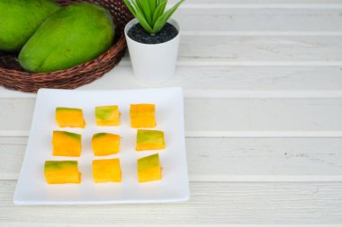 Ahşap arka planda dilimlenmiş mango meyvesi. Sağlıklı Yemek