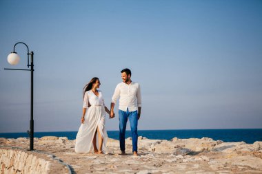 Kucaklayan ve gülümseyen sarılma sevgi sahil üzerinde mutlu genç Çift