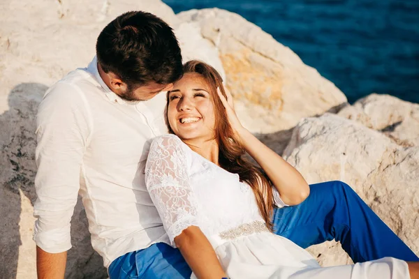 Felice giovane coppia sulla spiaggia in amore abbracciare e abbracciare sorridente — Foto Stock