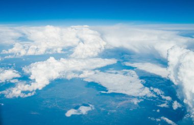  Bulutların arasından yeryüzü manzarası