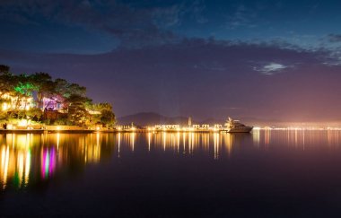 Işıklar gece deniz manzarası