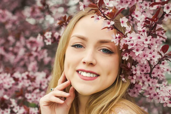 Портрет Блондинки Цветущих Весенних Деревьях — стоковое фото