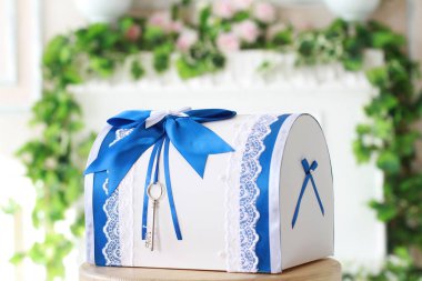 Göğüs düğünde para için