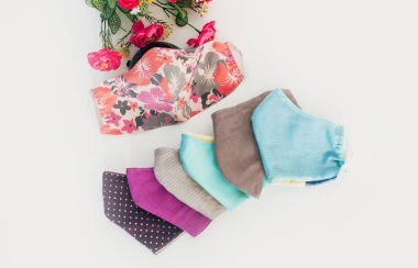 Çiçekli sade bir arka planda tıbbi maske