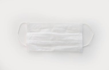 Sade bir arka planda tıbbi maske