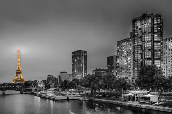 Night view of the Eiffel Tower (Tour Eiffel) on the Pont de Grenelle, black & white — Stock Photo, Image