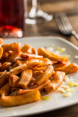 Beyaz tabakta domates makarna