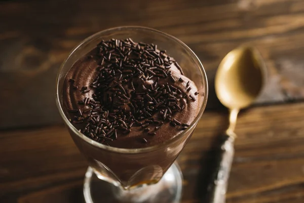 Шоколадный десерт в высоком барабане — стоковое фото