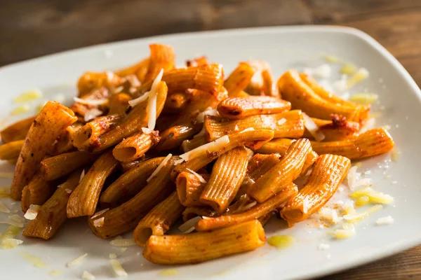 Tomaat pasta op witte plaat Stockfoto