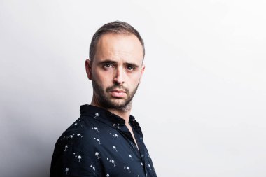 Genç adam kılığında sakallı