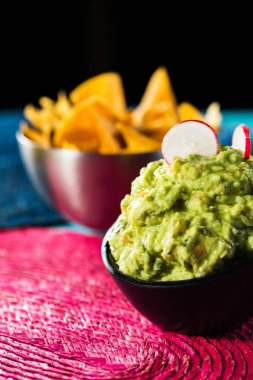 Taze guacamole ve bira ile lezzetli Meksika cips.