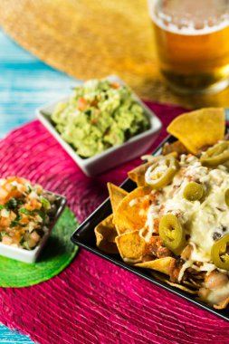 Cips ve salsa ve guacamole dips ile bir tabak. Meksika geleneksel yemeği.