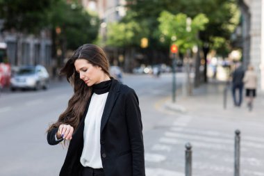 Kavşak üzerinde bakarak kadın