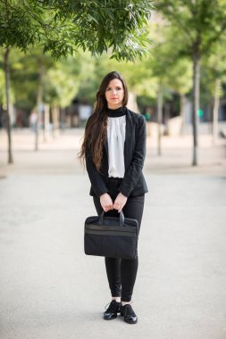 Resmi kıyafetler giyen ciddi kadın