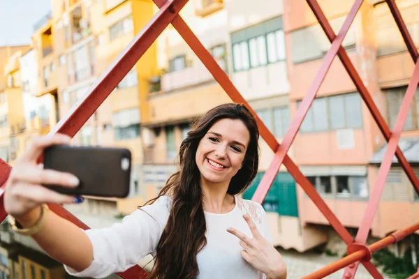 Mladá dívka s selfie na mostě Royalty Free Stock Obrázky
