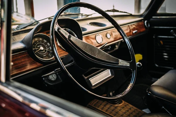 Вид Руля Внутри Старинного Винтажного Автомобиля — стоковое фото