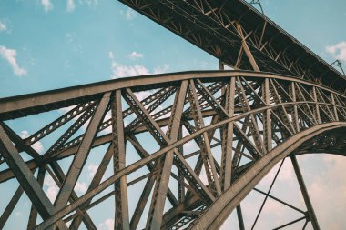 Metal konstrüksiyon Oporto, Portekiz şehirde Douro nehir geçiş Köprüsü'nün atış aşağıdan.