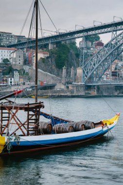 Kaç tekne ile cityscape arka plan üzerinde nehir Douro su üzerinde yüzen görünümünü.