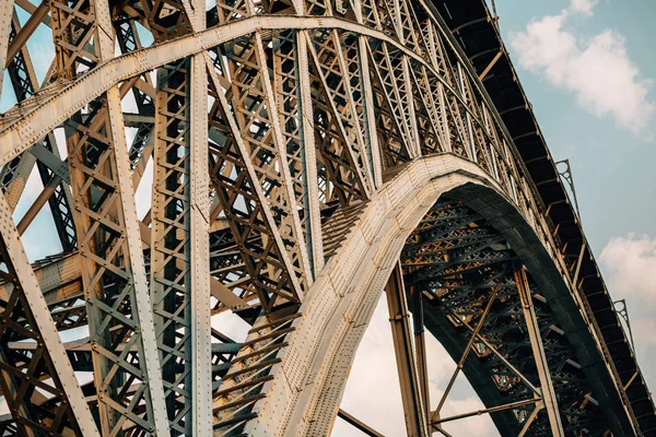 Zpod Záběr Kovové Konstrukce Mostu Přes Řeku Douro Městě Porto — Stock fotografie