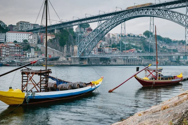 Pohled Několik Lodí Plovoucí Vodě Řeky Douro Panoráma Pozadí — Stock fotografie