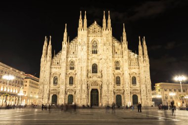 Büyük ışıklı katedrali Duomo Milan Meydanı İtalya için geceleri görüntüleyin.