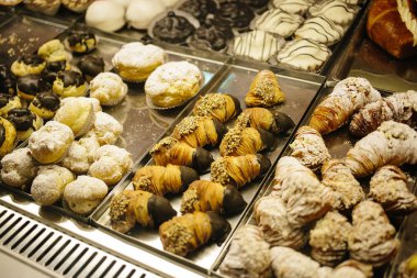 Dükkanda davasında lezzetli tatlı ekmek çeşitleri.