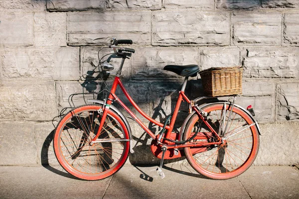 Red Vintage Bicycle Parked Gray Wall Street — Stock Photo, Image