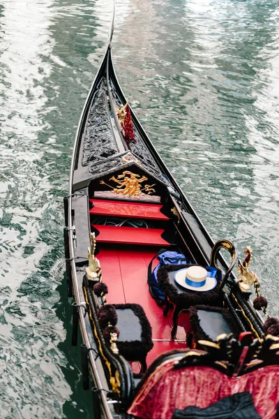 Traditionell Röd Inredda Gondol Vatten Venedig Italien Royaltyfria Stockbilder