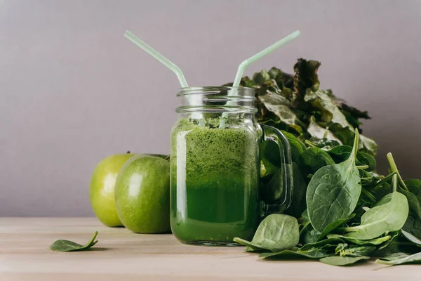 Frasco Jugo Desintoxicación Verde Con Verduras Verdes Con Dos Pajitas — Foto de Stock