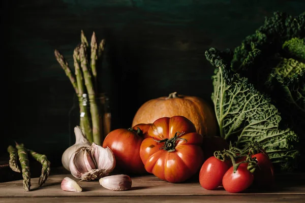 Frisches Gemüse Auf Einem Holztisch Mit Rustikalem Dekor Und Natürlichem — Stockfoto