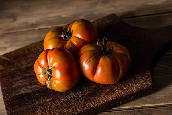 Deliciosos Tomates Raf Vermelhos Uma Mesa Madeira Fundo Escuro — Fotografia de Stock