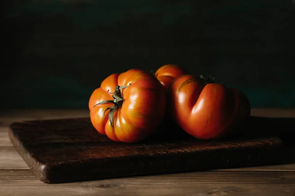 Deliciosos Tomates Raf Vermelhos Uma Mesa Madeira Fundo Escuro — Fotografia de Stock