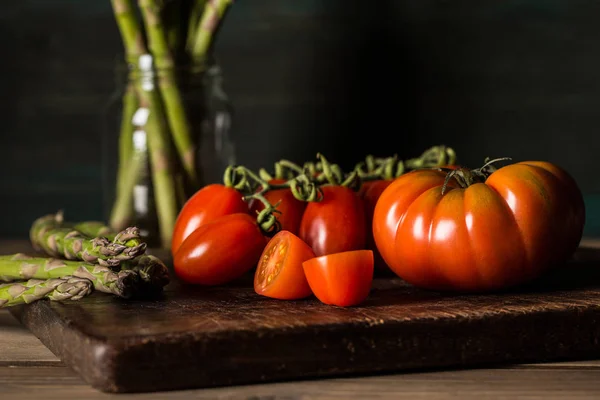 Rafe Delicioso Tomates Cereja Uma Mesa Madeira — Fotografia de Stock