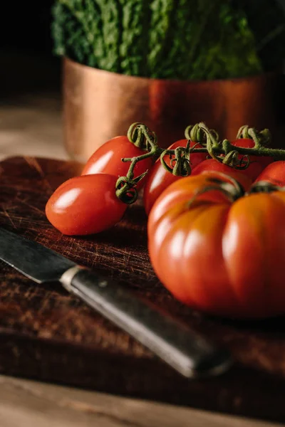 Tomates Deliciosos Frescos Uma Mesa Madeira — Fotografia de Stock