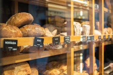 Pencere cam sergilenen ekmek somunları ve buns şehir baker Satılık.