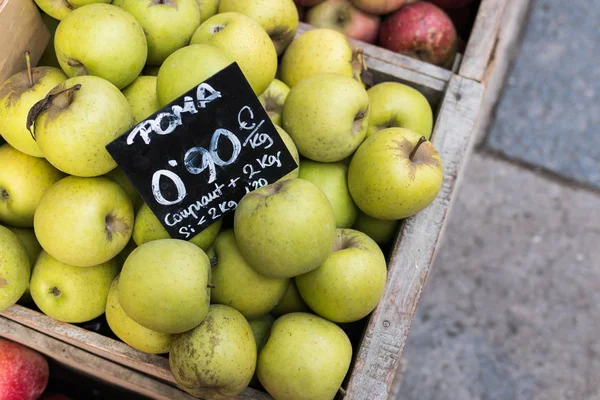 Ovanifrån Skott Trälåda Fylld Med Läckra Gröna Äpplen Och Kort — Stockfoto