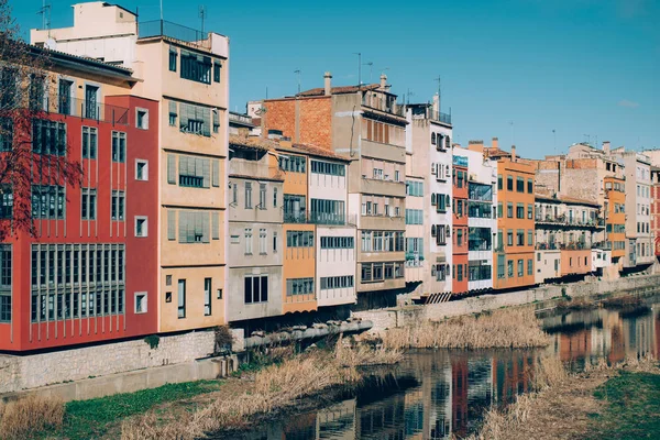 Προβολή Της Girona Γραφικό Ποταμό Σπίτια Μια Ηλιόλουστη Ημέρα Εικόνα Αρχείου