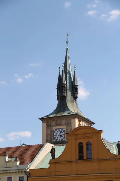 De toren met klok — Stockfoto