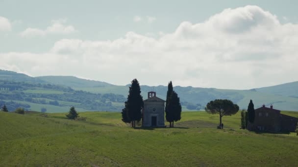 Kapellet Vitaleta, klassificerat som ett världsarv, nära Pienza Toscana i Orcia Valley på våren solig dag bland gröna dalen — Stockvideo