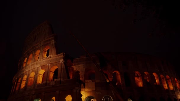 Реставраційні роботи однієї з відомих римських пам'яток Колізей вночі, можливо, 2019 рік — стокове відео