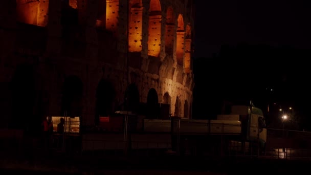 Primer plano del Coliseo por la noche con obras de restauración, Roma 2019, Italia — Vídeo de stock