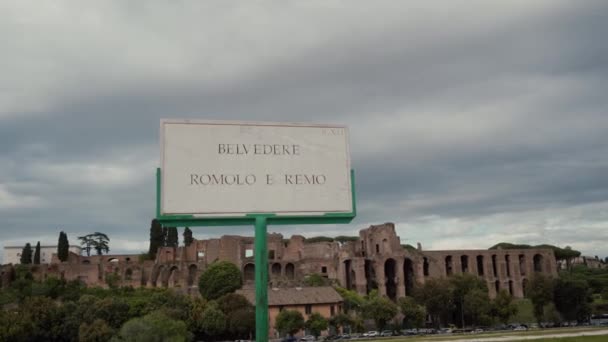 Placa de rua Belvedere Romolo e Remo em frente ao Circo Máximo e céu azul em Roma — Vídeo de Stock