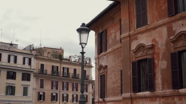 Alte straße eiserne laterne auf den straßen von rom, italien — Stockvideo