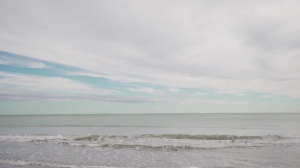 布鲁内特女人坐在海边看有趣的书 计划从海上向女孩的过渡 — 图库视频影像