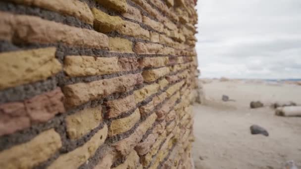 Chica turística ve una pared de ladrillo de una antigua fortaleza Torre Flavia en Ladispoli — Vídeo de stock