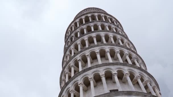 Pisa 'nın Eğik Kulesi, İtalya, gri bulutlu gökyüzü ile ünlü. Pisa Katedrali 'nin çan kulesi İtalya' nın en popüler turistik yerlerinden biridir. Aşağıdan görüntüle — Stok video