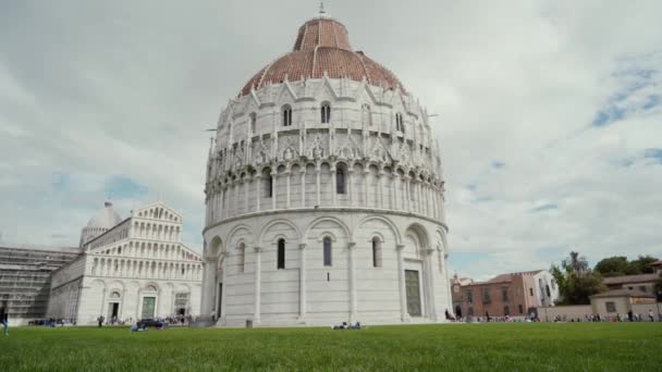 Pisa, İtalya - 12 Mayıs 2019: Mucizeler Meydanı 'nda St. John, Pisa, İtalya' nın Baptistery arka planında dönen mutlu genç kadın — Stok video