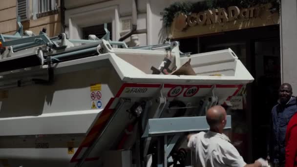 Rom, Italien - 14. Mai 2019: Müllsammler lädt Karton in Müllwagen — Stockvideo
